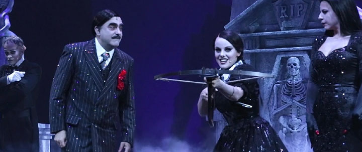 elio-e-geppi-cucciari-in-la-famiglia-addams-musical-broadway_news