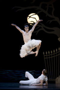 Swan_Lake-Matthew-bourne-2